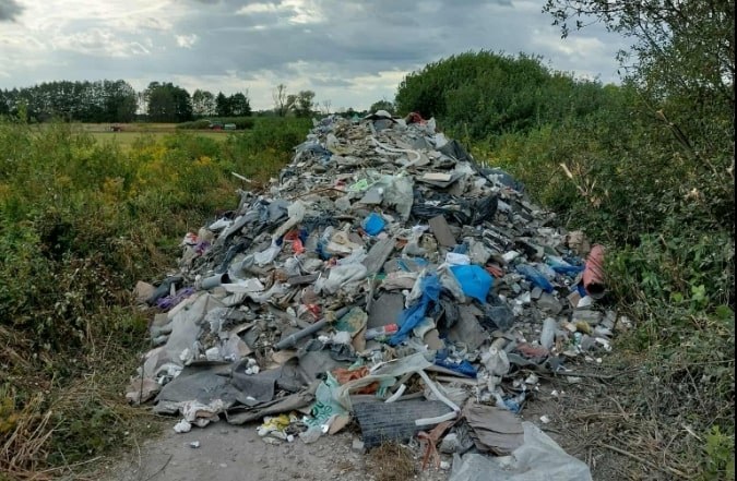Na drodze w gminie Karczew, w pobliżu trasy wojewódzkiej 801, rozsypane zostały tony śmieci. Przejazd jest niemożliwy, a poszukiwania sprawców trwają. /Michał Rudzki- burmistrz Karczewa /facebook.com