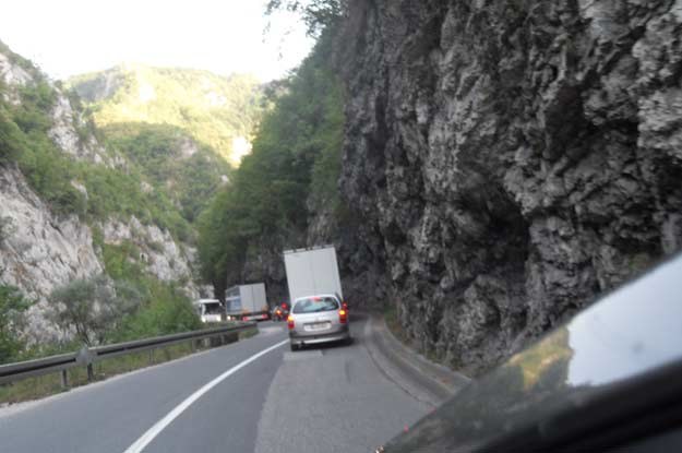 Na drogach Czarnogóry wyminięcie się autobusu i ciężarówki może być nie lada problemem... /