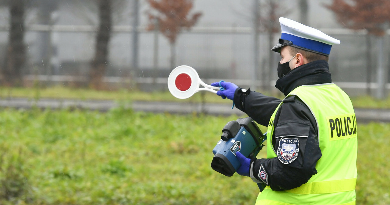 Na drogach można spodziewać się większej liczby patroli /Artur Barbarowski /East News