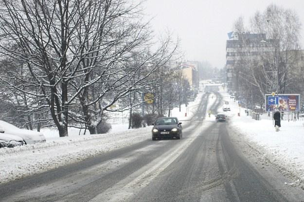 Na drogach panują trudne warunku atmosferyczne /PAP