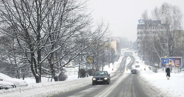 Na drogach panują trudne warunku atmosferyczne /PAP