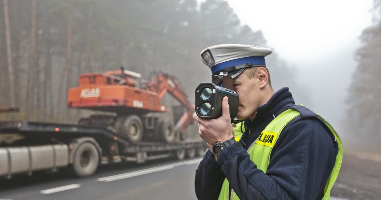 Na drogach pojawi się nawet 10 tys. policjantów /Piotr Jędzura /Reporter