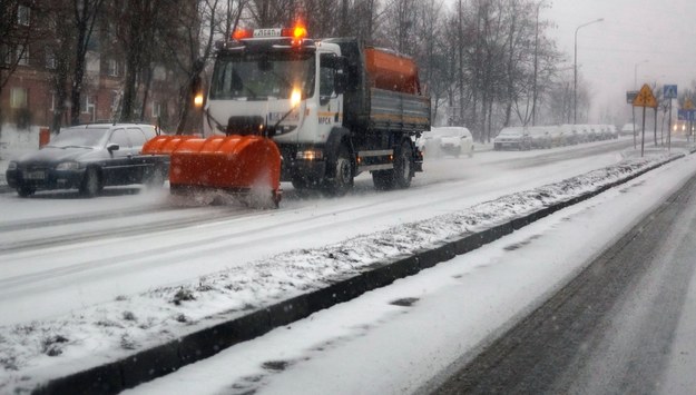 Na drogach śnieg. Policja apeluje o ostrożność /Andrzej Grygiel /PAP