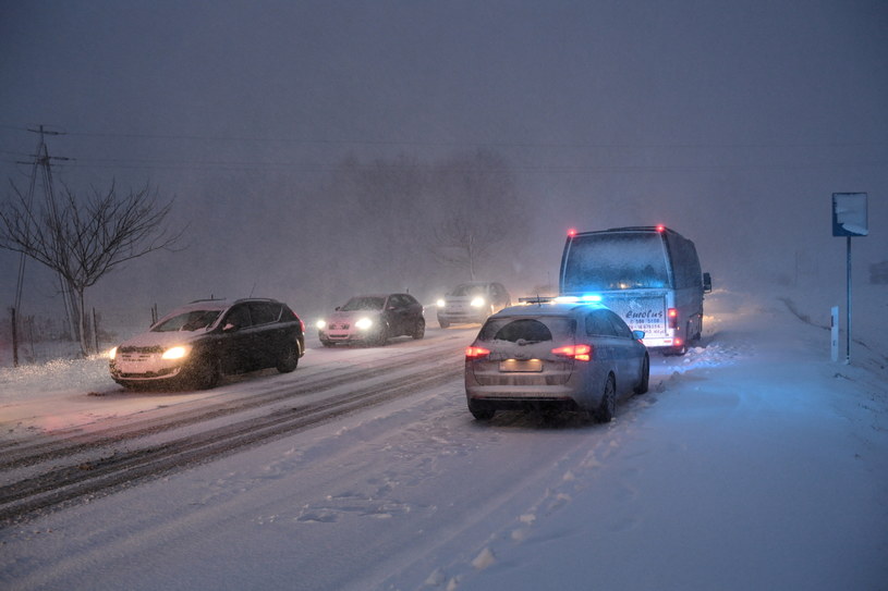 Na drogach w wielu rejonach kraju mogą panować trudne warunki drogowe /	Darek Delmanowicz   /PAP