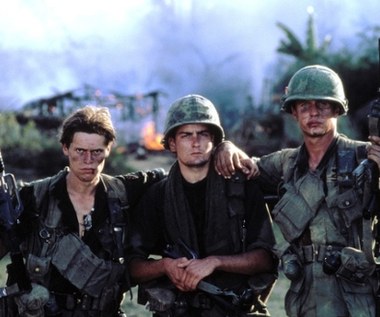 Na dużym ekranie Willem Dafoe zadebiutował niejako mimochodem. - Byłem pochłonięty pracą w teatrze. Pewnego razu usłyszałem pytanie, czy nie chciałbym spróbować swoich sił w kinie. I tak oto wystąpiłem w moim pierwszym filmie, Później przyszły kolejne - mówi Dafoe, który po raz pierwszy stanął przed kamerą na planie "Wrót niebios" (1980) w reżyserii Michaela Cimino. Ten ostatni wykreślił go jednak z obsady wkrótce po rozpoczęciu zdjęć. Dopiero udział w "The Loveless" Kathryn Bigelow z 1982 r. stał się początkiem jego filmowej kariery.

Pierwszy sukces - nominacja do Oscara - przyszedł jednak wraz z występem w "Plutonie" (1986) Olivera Stone'a (na zdjęciu - z Charliem Sheenem i Tomem Berengerem).