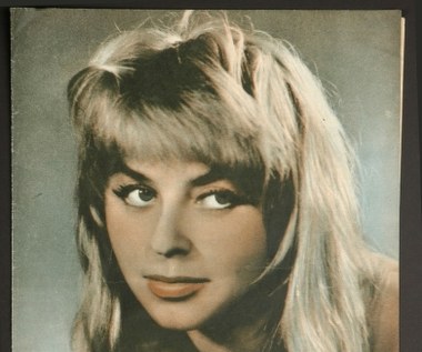 Na dużym ekranie zadebiutowała w 1957 roku w komedii Tadeusza Chmielewskiego "Ewa chce spać", gdzie wcieliła się w "pełną temperamentu mieszkankę hotelu robotniczego, która w wywieszonym za okno wiadrze do zaprawy murarskiej usiłuje ukryć roznegliżowanego amanta". "Sama także w niekompletnym stroju, szlafroku narzuconym na kusą halkę, robi co może, by ujść czujnemu oku kierowniczki. Rólka dynamiczna, zabawna, pikantna. I tak ją zaklasyfikowano na długo: idealna odtwórczyni postaci pikantnych panienek" - pisał o kinowym debiucie Jędrusik we wspomnieniowym artykule krytyk Maciej Maniewski.

Gwiazdą "Ewa chce spać" była jednak inna debiutantka - 17-letnia Barbara Kwiatkowska, dla której był to początek równie błyskotliwej, co krótkotrwałej kariery. Nazwisko Kaliny Jędrusik nie pojawiło się nawet w czołówce filmu.