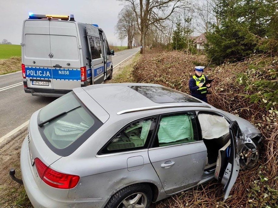 Na DW210 audi zderzyło się z busem. Ranne są cztery osoby /POMORSKA POLICJA /Policja