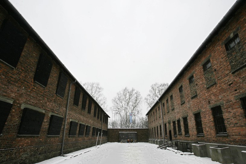 Na dziedzińcu pomiędzy blokiem 10. a 11. odbywały się egzekucje, więc okna od tej strony cały czas były zabite deskami /AFP