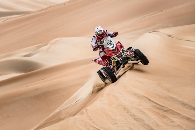 Na dzień przed końcem Abu Dhabi Desert Challenge, Rafał Sonik odzyskał pozycję wicelidera rajdu /Materiały prasowe