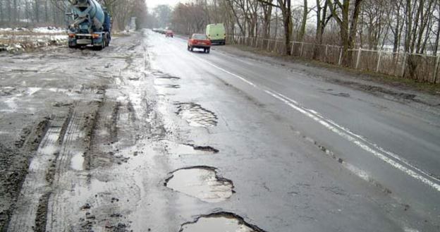 Na dziurach łatwo uszkodzić koło lub zawieszenie /INTERIA.PL