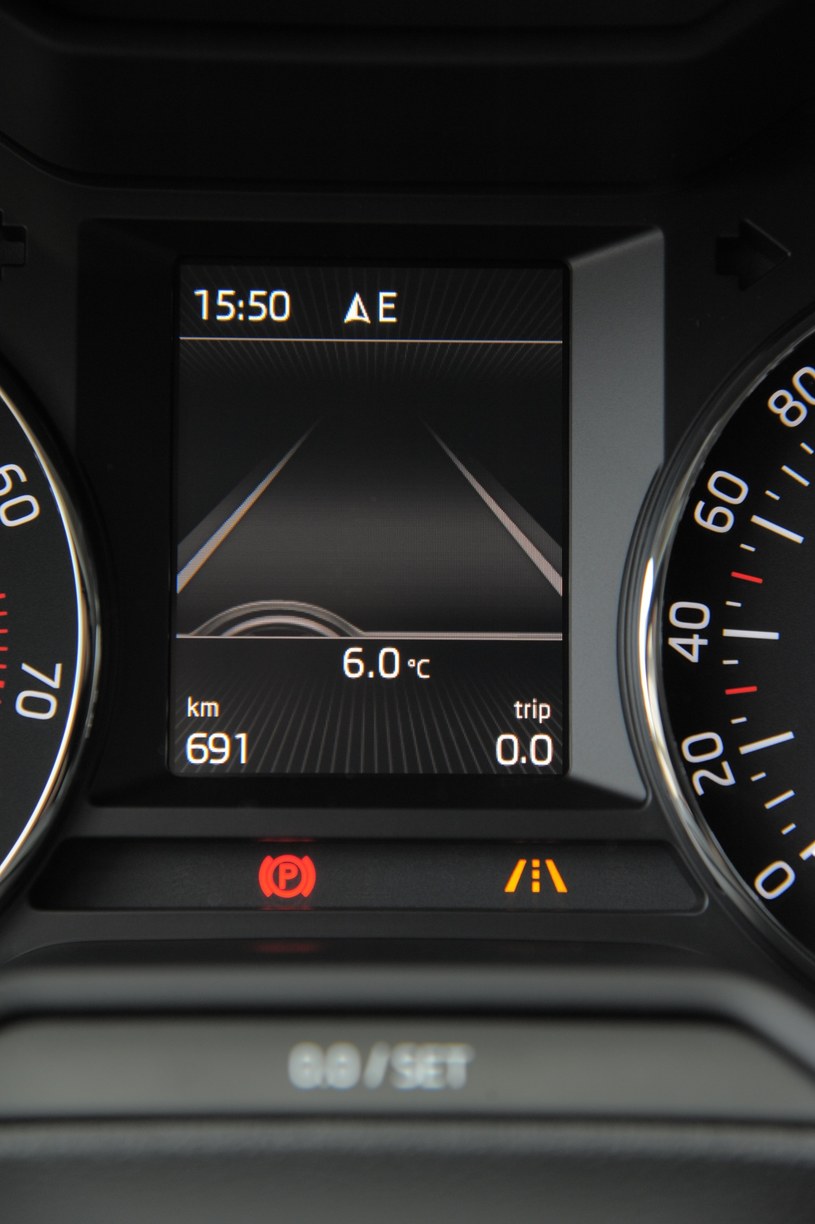 Na ekranie Maxi-DOT można też obserwować działanie asystenta pasa ruchu. /Motor