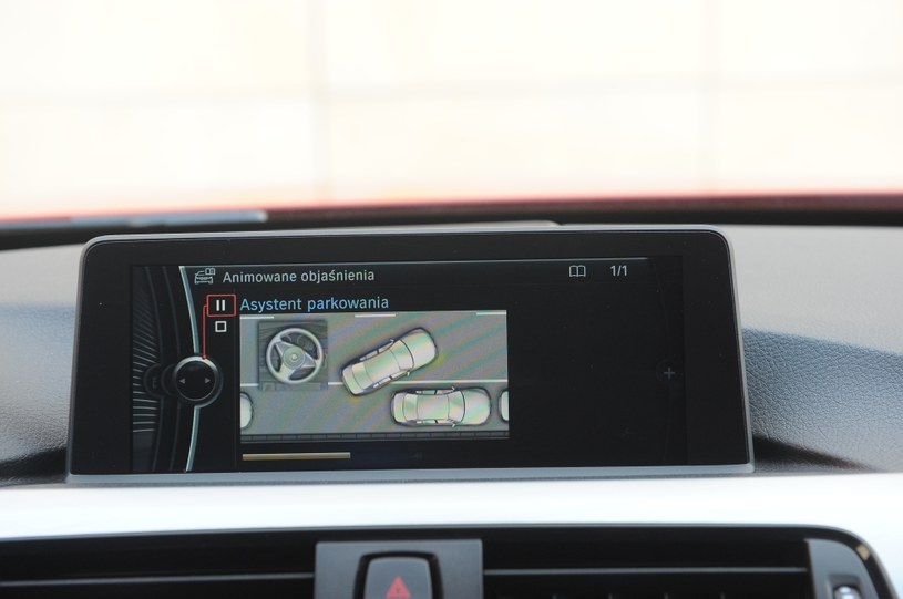 Na ekranie możemy też obejrzeć multimedialną instrukcję obsługi auta (z czytelnymi animacjami). Na zdjęciu – objaśnienia dotyczące systemu wspomagającego parkowanie. /Motor