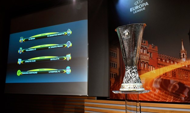 Na ekranie pary ćwierćfinałowe Ligi Europy, obok trofeum dla zwycięzcy rozgrywek. Losowanie odbyło się w Nyonie /CHRISTIAN BRUN /PAP/EPA