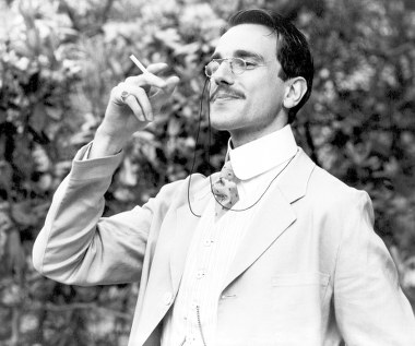 Na ekranie zadebiutował niewielką rolą łobuza w filmie "Ta przeklęta niedziela" Johna Schlesingera w 1971 r. Od tamtej pory grywał role drugoplanowe w takich filmach jak "Gandhi" (1982), "Bunt na Bounty" (1984) i "Pokój z widokiem" (na zdjęciu, 1985). 