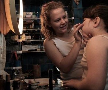 Na ekranie zobaczymy też stawiające pierwsze kroki na dużym ekranie Barbarę Papis i Alicję Warchocką. 

Marta jest romantyczką i szkolną ofiarą losu. Dzieli pokój z siostrą Kasią i babcią (Ewa Wiśniewska), która zamiast bajek opowiada wnuczkom powstańcze historie. 