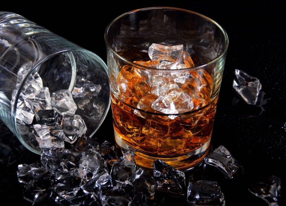 Na europejski rynek trafi wkrótce wiele produktów z tweedu o zapachu whisky zaprojektowanych przez mediolańskiego projektanta Angelosa Bratisa /Bildagentur Waldhäusl/DPA /PAP