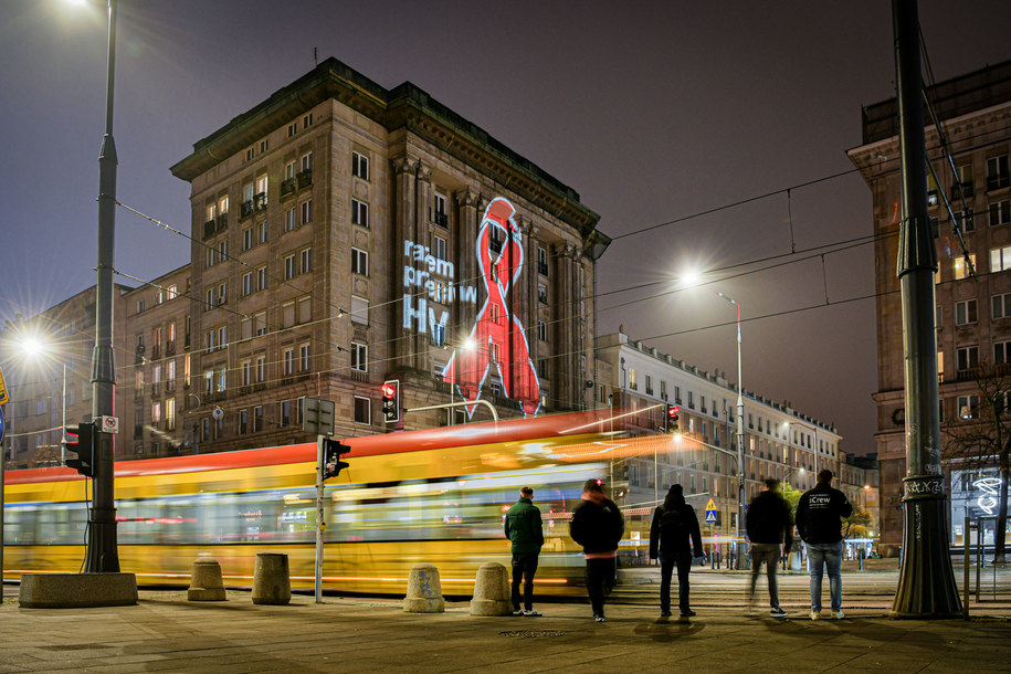 Na fasadach domów w Warszawie wyświetlana była czerwona kokardka z napisem „Razem przeciw HIV” /Materiały prasowe