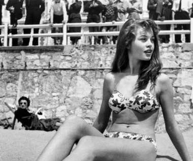 Na festiwalu w Cannes nie brakuje sensacji i skandali, które echem odbijają się w światowej prasie. W 1953 roku Brigitte Bardot wzbudziła sensację, przechadzając się po plaży w samym stroju kąpielowym, w dodatku w staniku bez ramiączek. Z powodu tego odważnego zachowania aktorka nie została zaproszona na bankiet kończący imprezę.