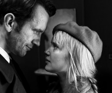 Na festiwalu w Cannes Pawła Pawlikowskiego nagrodzono statuetką dla najlepszego reżysera.

"Po raz pierwszy polski film znalazł się w oficjalnej selekcji; dziękuję w imieniu całego kraju, to naprawdę dobra wiadomość, a bardzo nam trzeba dobrych wiadomości z Polski w dzisiejszych czasach" - podkreślił Pawlikowski, odbierając nagrodę.

Reżyser podziękował aktorom, scenografom oraz producentkom, które pomogły "stworzyć naprawdę niełatwy film, niespecjalnie komercyjny". - Dały mi przestrzeń, w której mogłem ten film kształtować, niemal rzeźbić w sposób bardzo wolny, nieograniczony. Rezultaty może tej wolności nie odzwierciedlają, ale proces był wyjątkowo chaotyczny; wielu producentów zwolniłoby mnie po pierwszym tygodniu - powiedział.