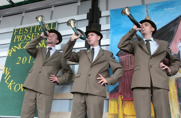 Relacja z "Wilkowyjców 2012" Na festiwalu wystąpił też zespół sygnalistów z nadleśnictwa Skrwilno, grający na rogach myśliwskich /Grzegorz Dymarski /Tele Tydzień