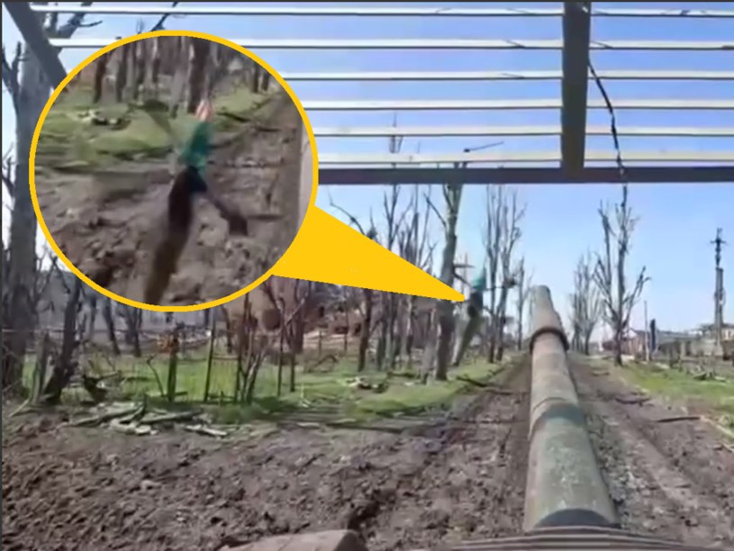 Na filmie widać, jak do rosyjskiego czołgu dolatuje ukraiński dron "kamikadze" /Twitter