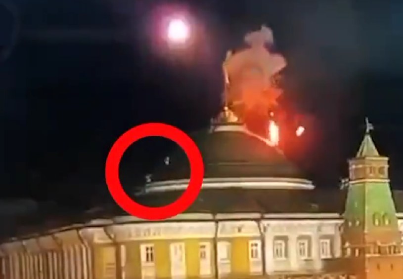 Na filmie z rzekomego ataku dronów na Kreml widać dwie osoby na dachu kopuły budynku / źródło: @Gerashchenko_en /Twitter