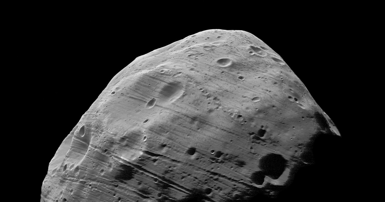 Na Fobosie można zaobserwować liczne głębokie szczeliny /NASA/ESA via Getty Images /Getty Images