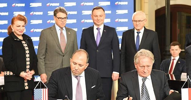 Na fot. Anatol Feygin z Cheniere Energy i Piotr Wozniak wiceprezes PGNiG /AFP
