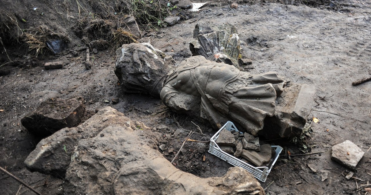 Na fragmenty figur z piaskowca trafił operator koparki podczas porządkowania działki na tyłach dawnej leśniczówki. /PAP/Piotr Kowala /PAP