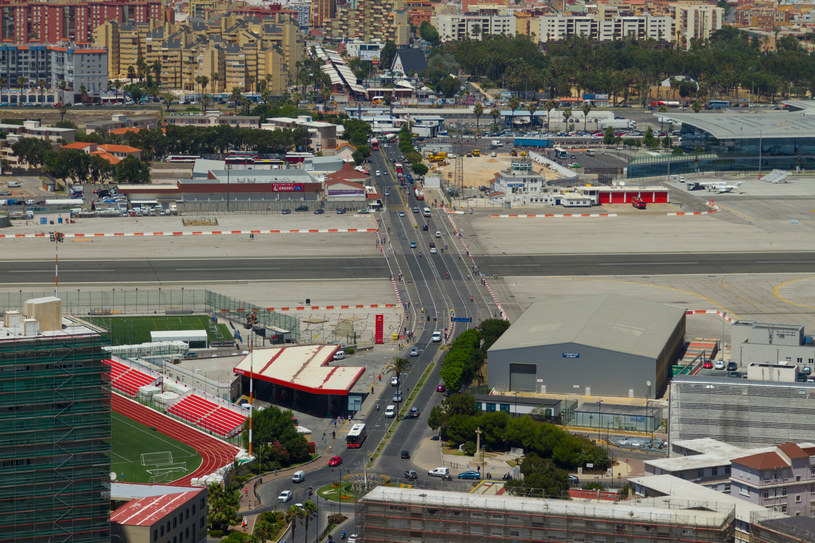 Na Gibraltarze pas startowy przecina... najbardziej ruchliwa droga! /123RF/PICSEL