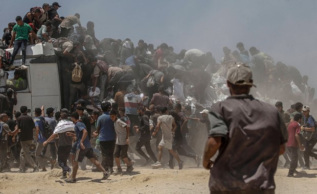 Na głodujących przewróciła się ciężarówka z żywnością. Dramat w Gazie