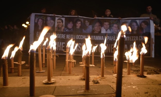 Na głównym placu stolicy Abruzji odczytano nazwiska wszystkich 309 ofiar /CLAUDIO LATTANZIO /PAP/EPA