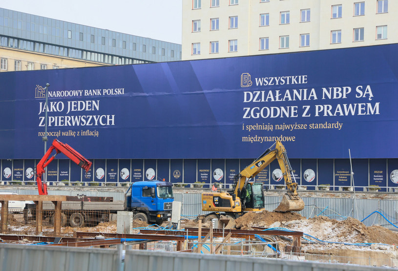 Na gmachu Narodowego Banku Polskiego zwisł nowy baner. Napisano na nim, że wszystkie działania banku centralnego "są zgodne z prawem" /Pawel Wodzynski/East News /East News
