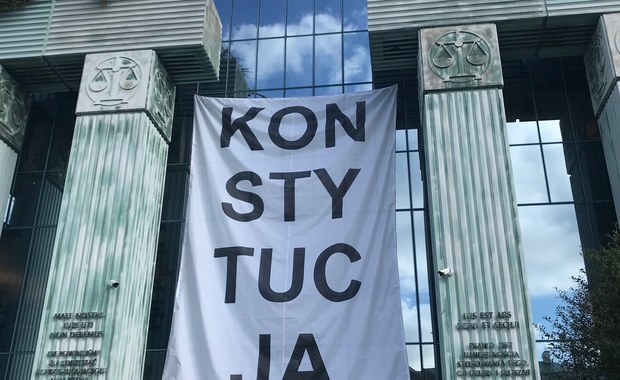 Na gmachu Sądu Najwyższego zawieszono banner z napisem "Konstytucja"