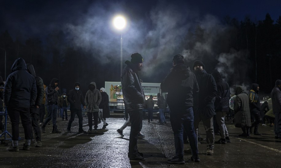 Na granicach UE i Białorusi trwa kryzys, od czasu, gdy na wiosnę gwałtownie wzrosła liczba prób nielegalnego przekroczenia granicy białoruskiej z Litwą, Łotwą i Polską przez migrantów z krajów Bliskiego Wschodu, Afryki i innych regionów. /STRINGER /PAP/EPA