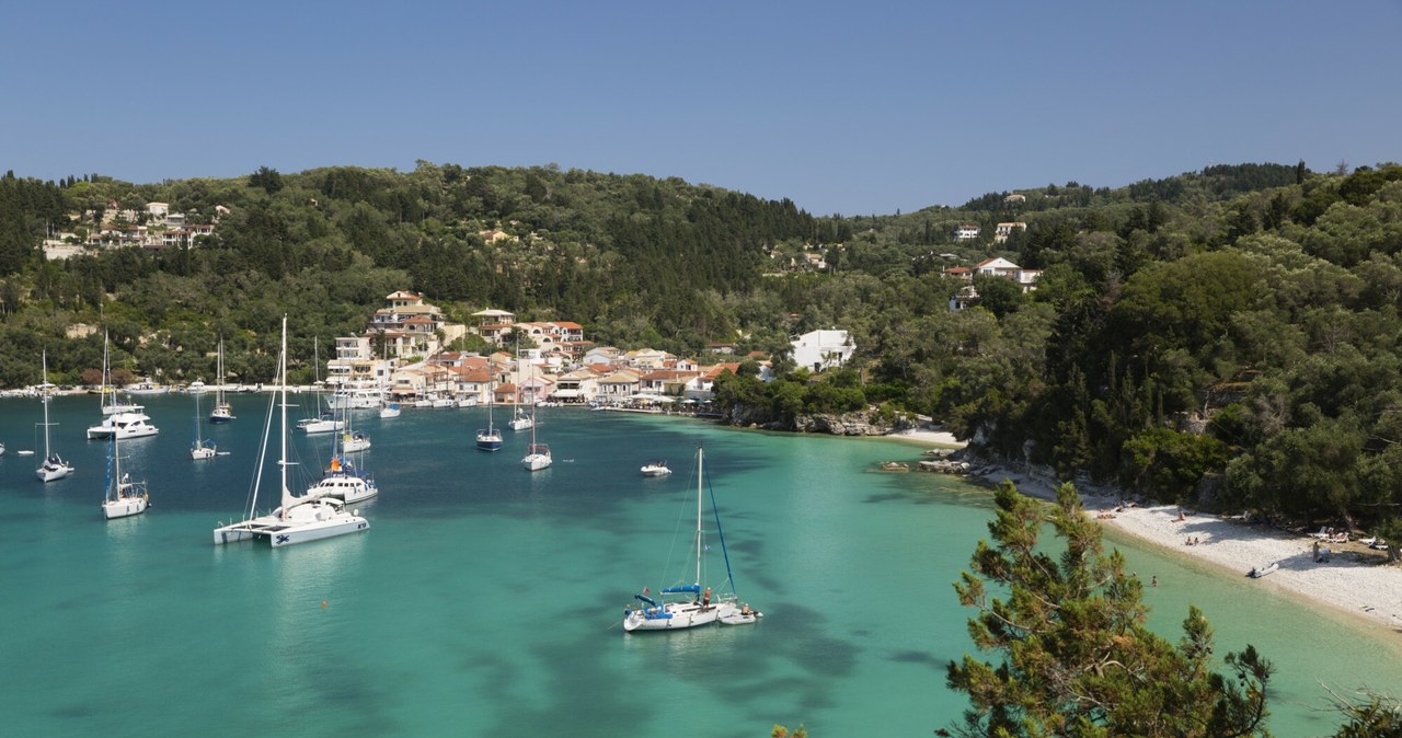 Na greckiej wyspie Paxos nie brakuje pięknych plaż, które przywodzą na myśl te na Karaibach /Stuart Black /East News