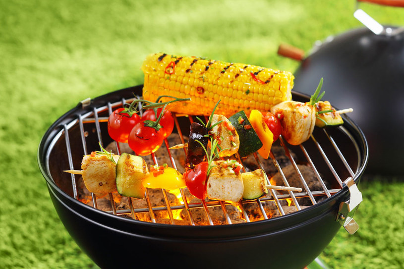 Na grilla warto przygotować nie tylko mięso, ale również warzywa. Jedno szczególnie warto wypróbować /123RF/PICSEL