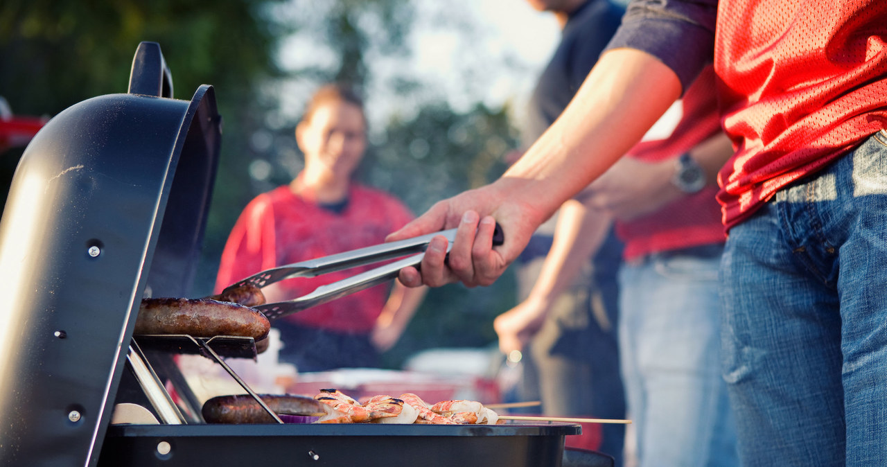 Na grillu można przyrządzić wiele smacznych potraw, również tych bezmięsnych /123RF/PICSEL