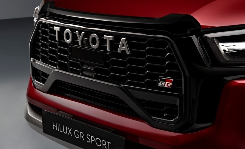 Na grillu nowej wersji Toyoty Hilux znajdziemy nawiązujący do klasycznych modeli napis "TOYOTA". /materiały prasowe