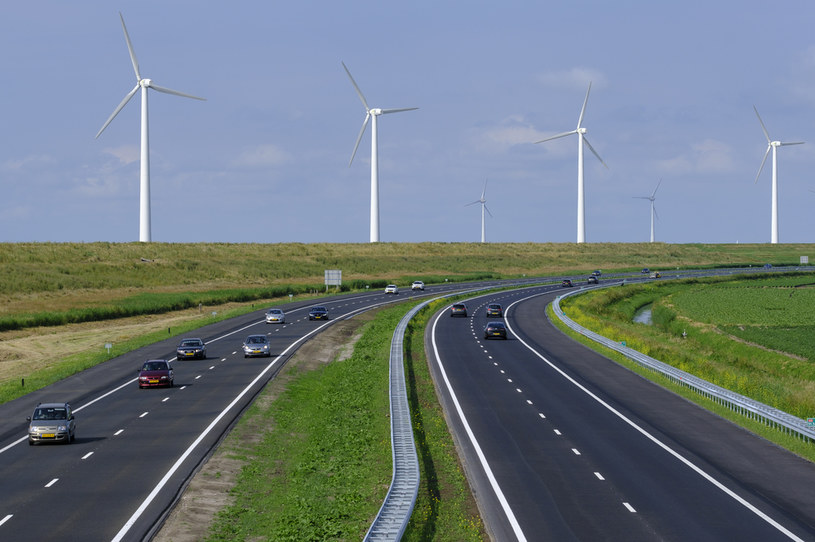Na holenderskich autostradach obowiązuje ograniczenie prędkości do 100 km/h. Ale jazda 50 km/h to "zagrożenie bezpieczeństwa". /Getty Images
