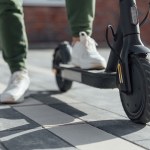 Na hulajnodze trzy razy łatwiej o uraz mózgu. Niepokojące wyniki badań