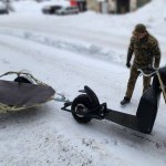 Na hulajnogę i do boju. Rosjanie dostali elektryczne Kałasznikowy