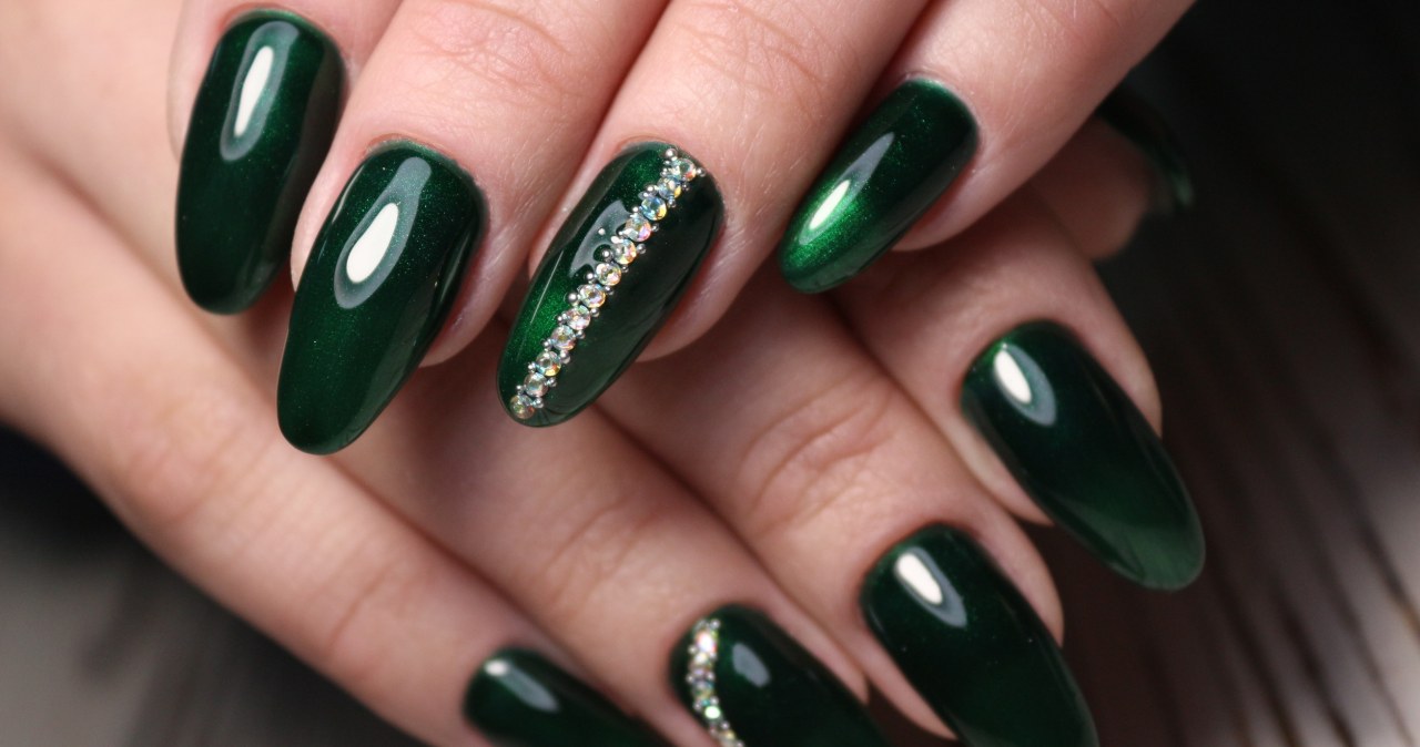 Na imprezę Andrzejkową sprawdzi się manicure w odcieniach zieleni z dodatkiem metalicznych akcentów /123RF/PICSEL