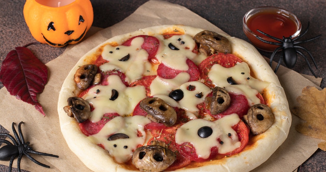 Na imprezie przyda się przekąska do dzielenia. Halloweenowa pizza z pieczarkami jest idealna /angelikamostova /123RF/PICSEL