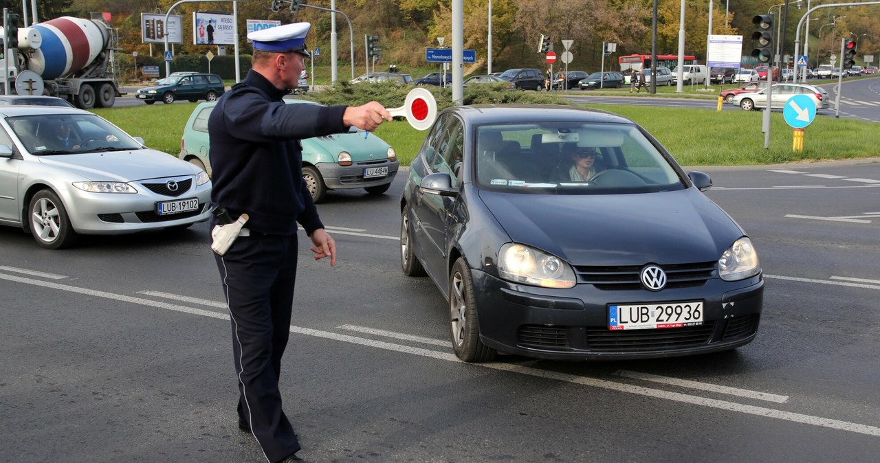 Na jakich zasadach nieumundurowany policjant może zatrzymać kierowcę do kontroli /Tomasz RYTYCH /Reporter