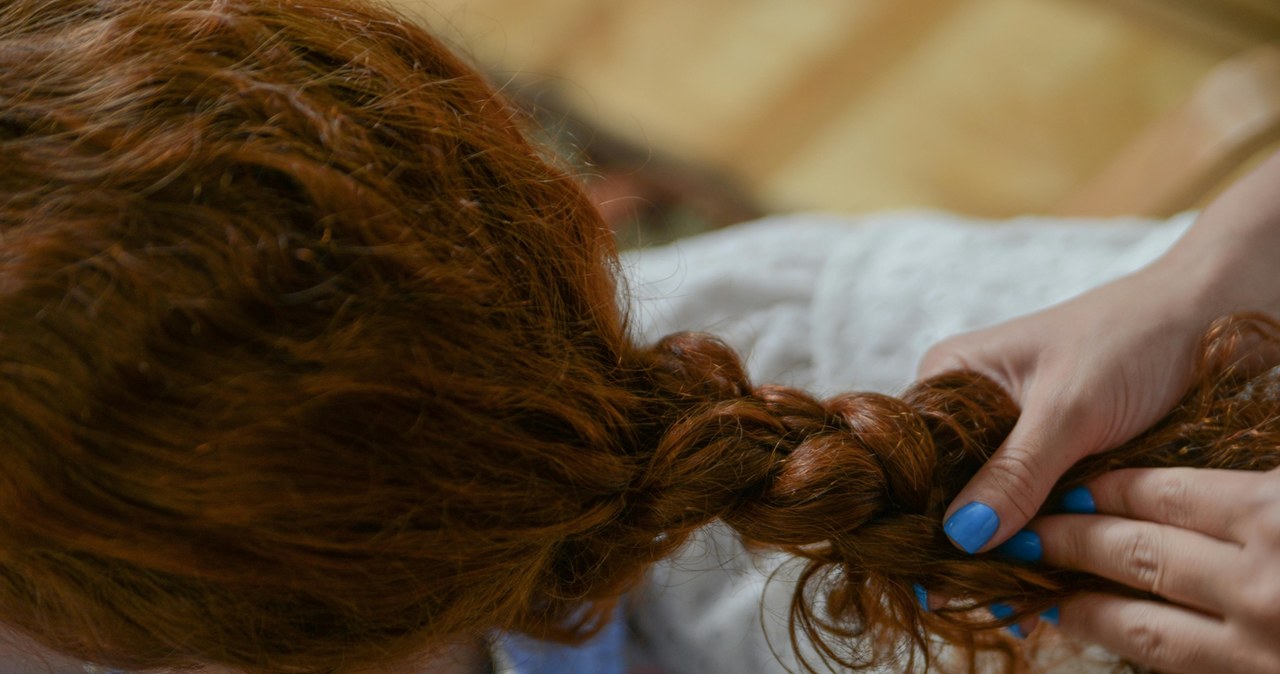 Na jakie okazje i dla kogo sprawdzi się warkocz? /Anastasia Shuraeva /pexels.com