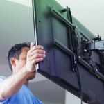 Na jakiej wysokości powiesić telewizor? Złota zasada instalatorów
