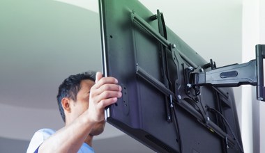 Na jakiej wysokości powiesić telewizor? Złota zasada instalatorów