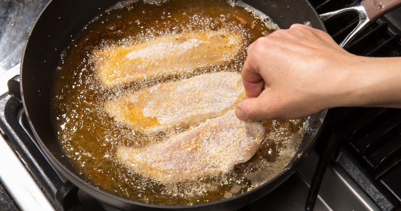 Na jakim tłuszczu smażyć rybę? To najlepsza opcja /123RF/PICSEL