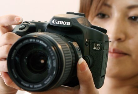 Na japońskim rynku niepodzielnie panują lustrzanki Canona /AFP